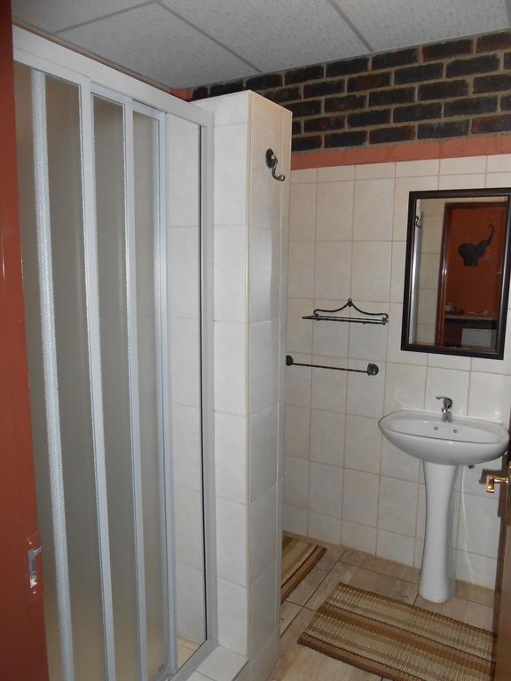 Safari Guesthouse Vryburg Экстерьер фото