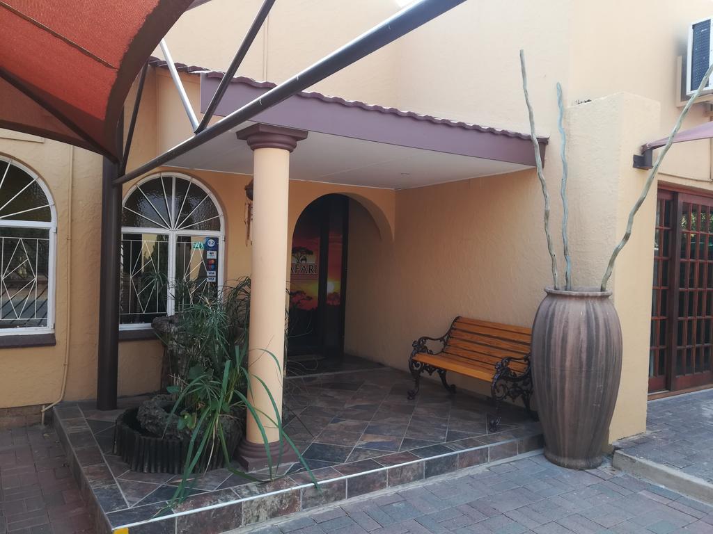 Safari Guesthouse Vryburg Экстерьер фото