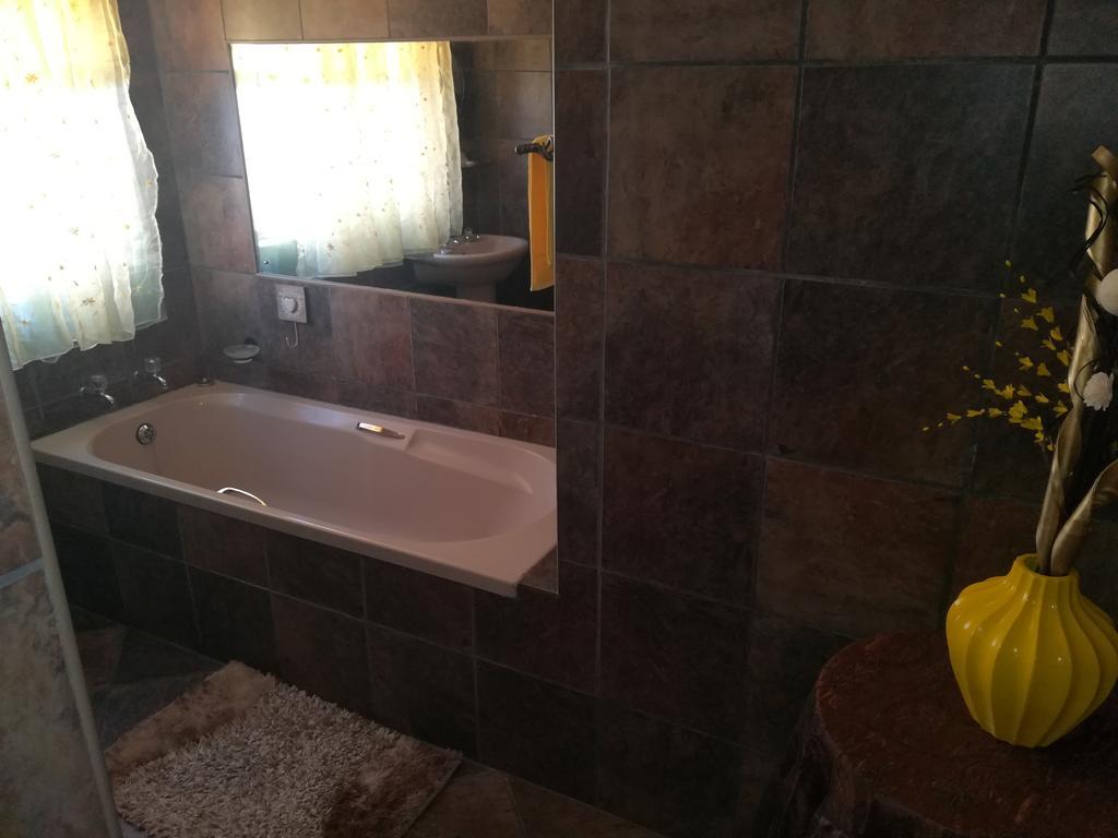 Safari Guesthouse Vryburg Экстерьер фото