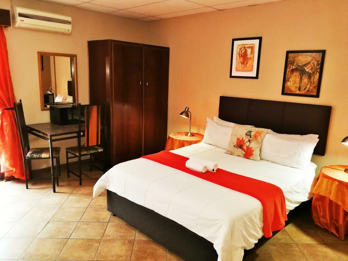 Safari Guesthouse Vryburg Экстерьер фото