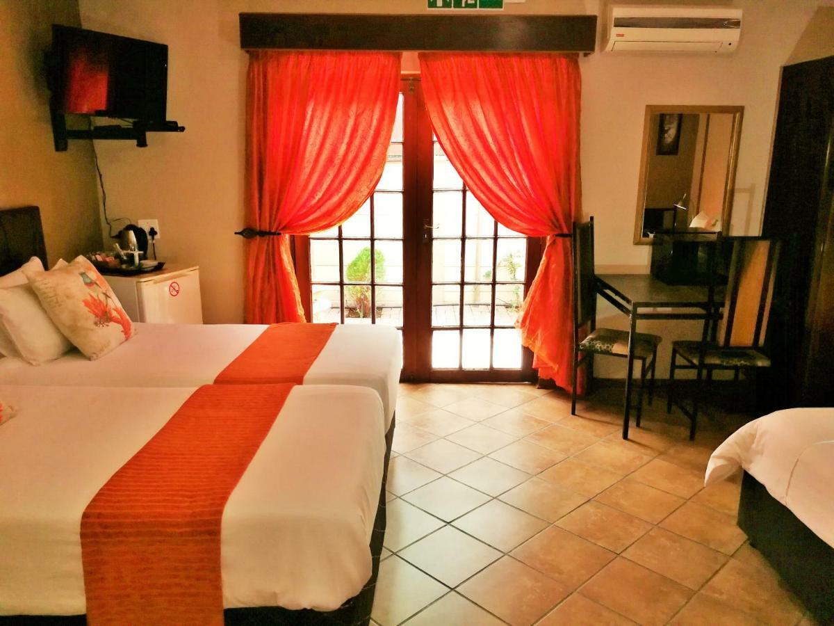 Safari Guesthouse Vryburg Экстерьер фото