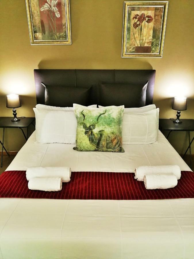 Safari Guesthouse Vryburg Экстерьер фото