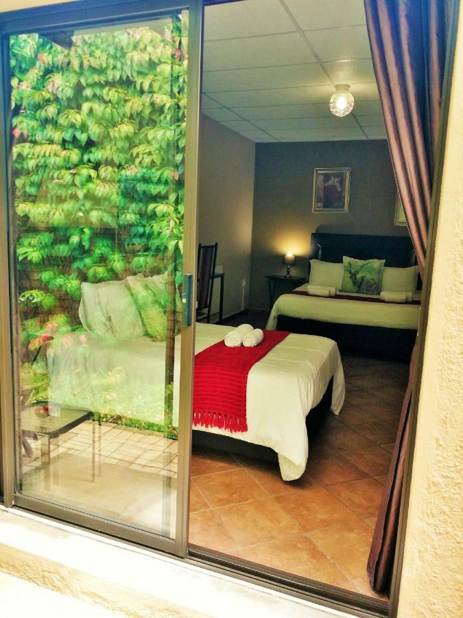 Safari Guesthouse Vryburg Экстерьер фото