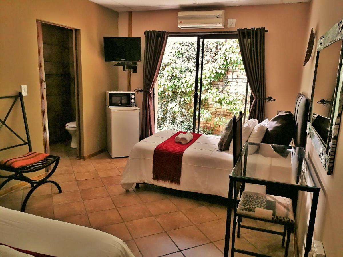 Safari Guesthouse Vryburg Экстерьер фото