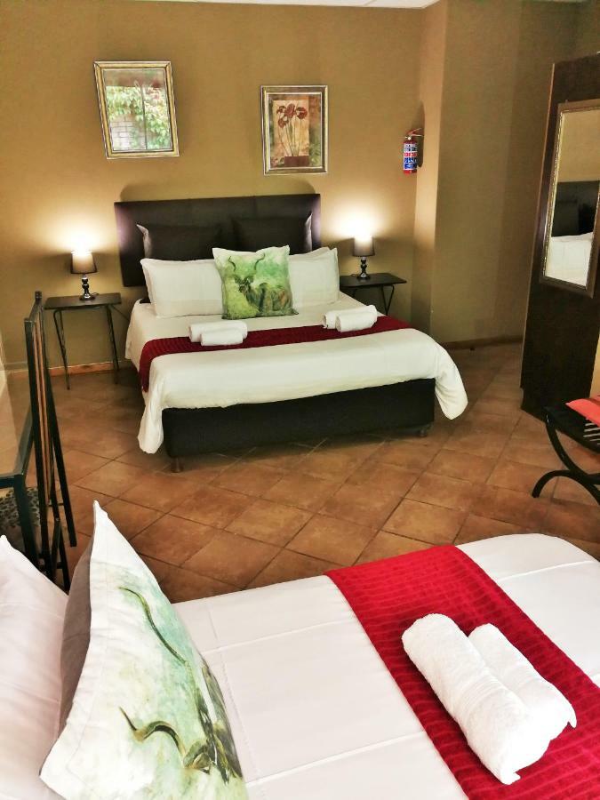Safari Guesthouse Vryburg Экстерьер фото