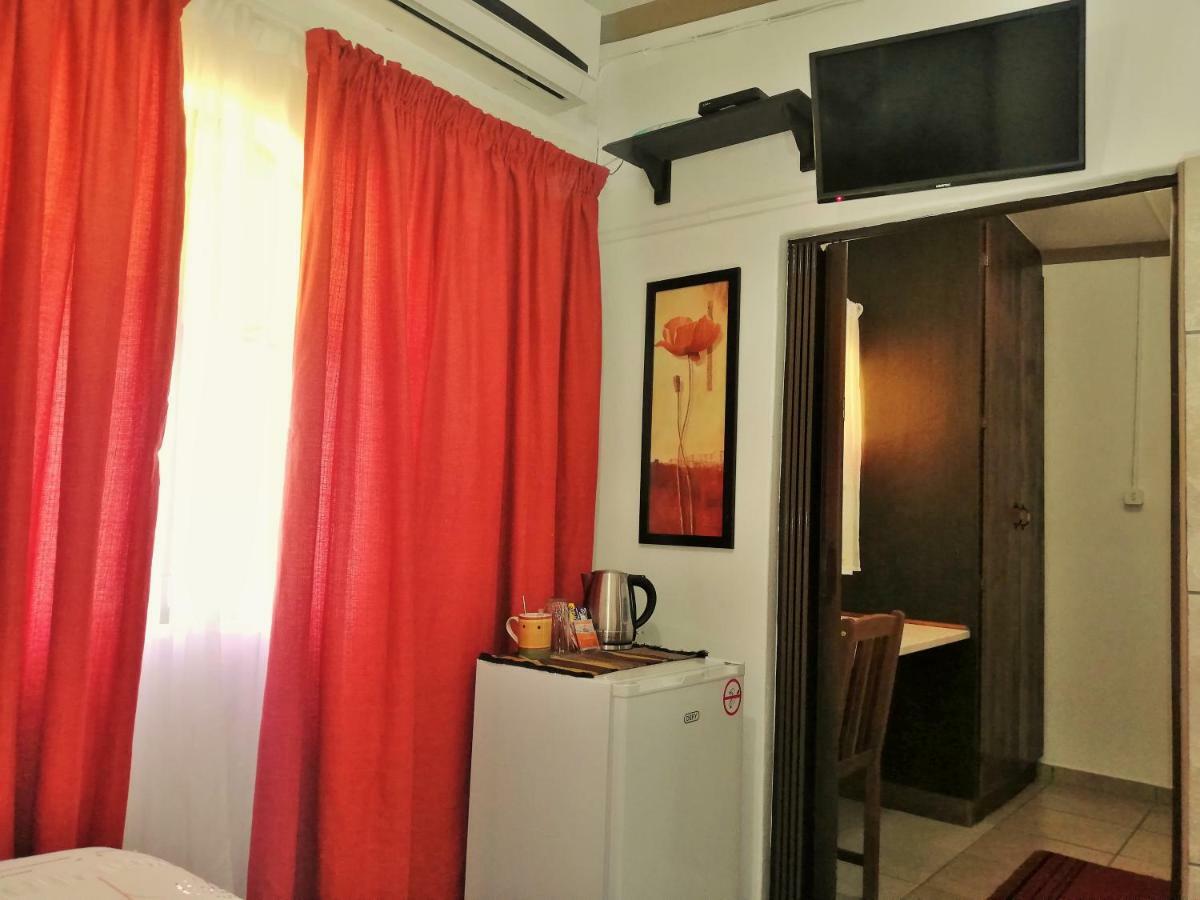 Safari Guesthouse Vryburg Экстерьер фото