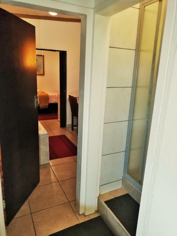 Safari Guesthouse Vryburg Экстерьер фото