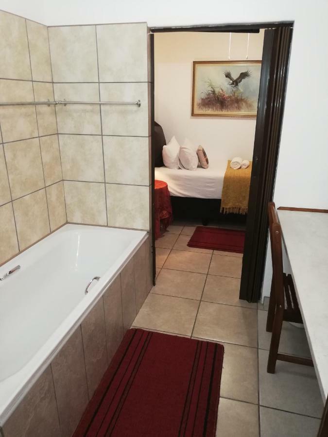 Safari Guesthouse Vryburg Экстерьер фото