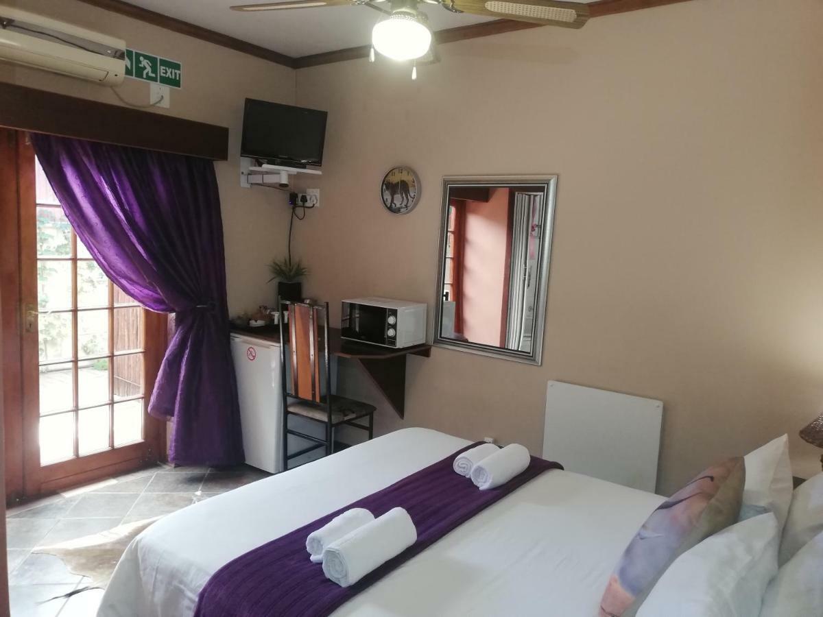 Safari Guesthouse Vryburg Экстерьер фото