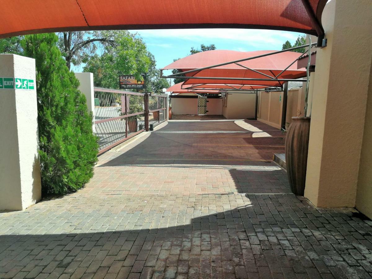 Safari Guesthouse Vryburg Экстерьер фото