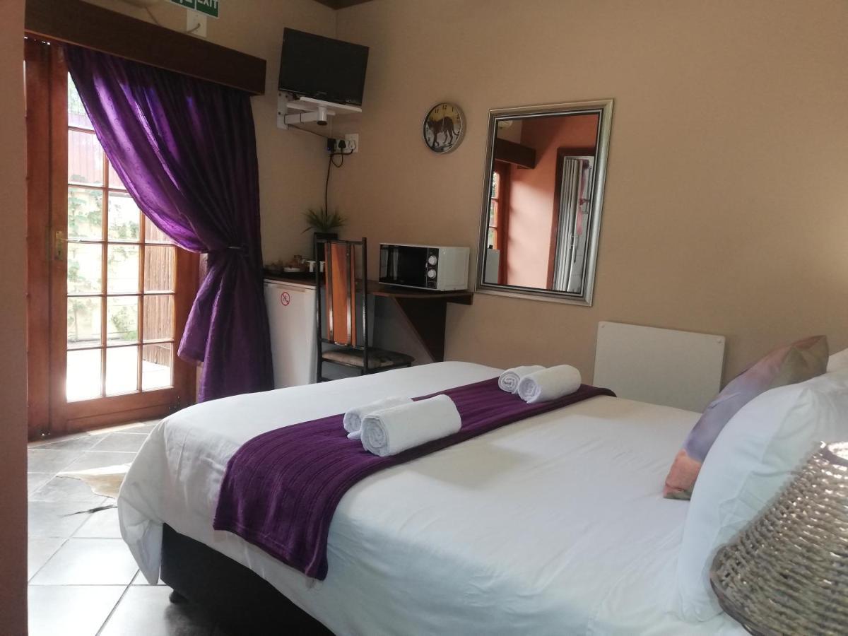 Safari Guesthouse Vryburg Экстерьер фото