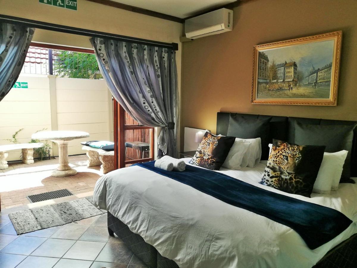 Safari Guesthouse Vryburg Экстерьер фото