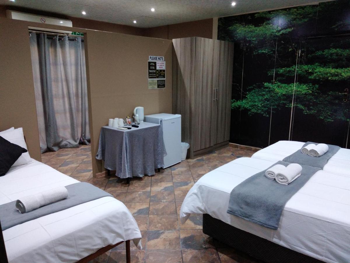 Safari Guesthouse Vryburg Экстерьер фото