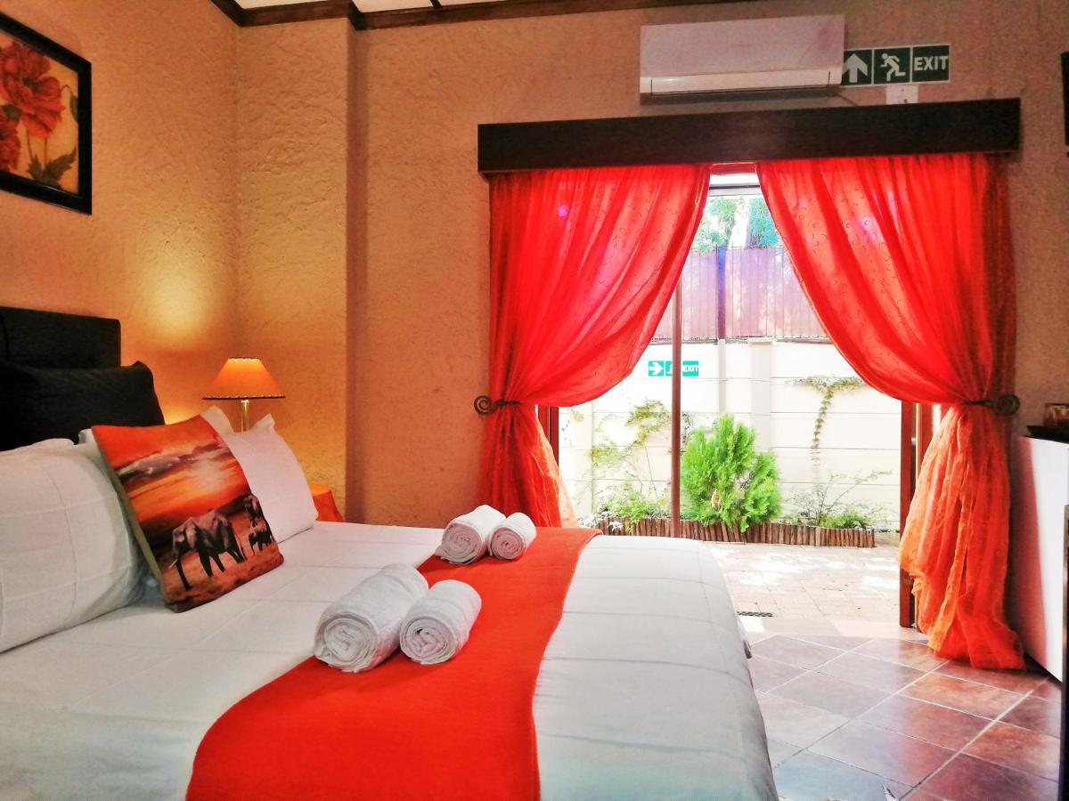 Safari Guesthouse Vryburg Экстерьер фото