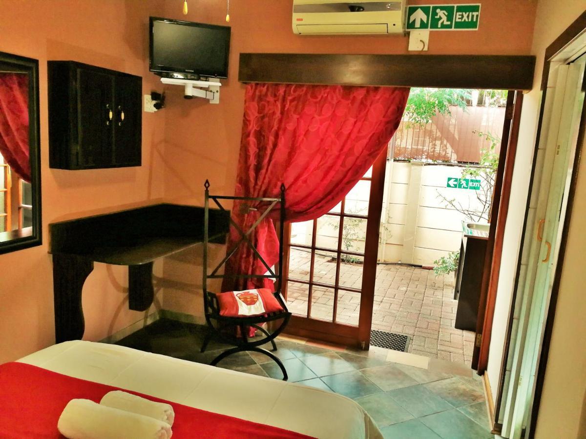 Safari Guesthouse Vryburg Экстерьер фото