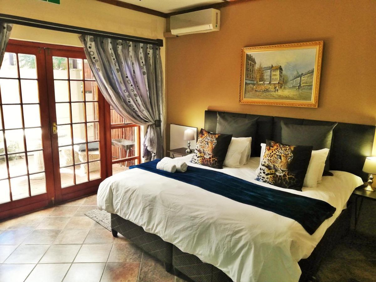Safari Guesthouse Vryburg Экстерьер фото