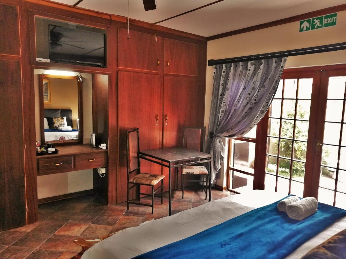Safari Guesthouse Vryburg Экстерьер фото
