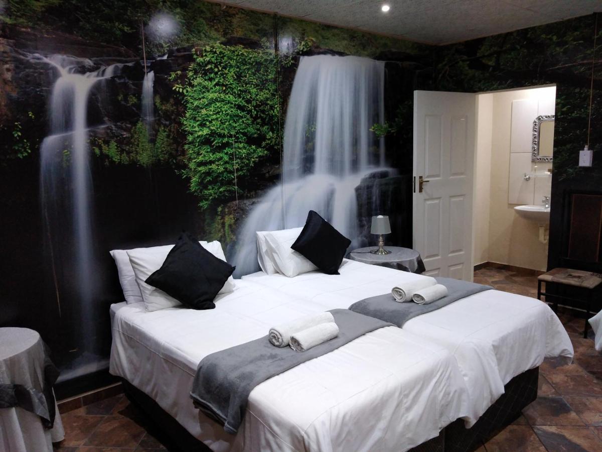 Safari Guesthouse Vryburg Экстерьер фото