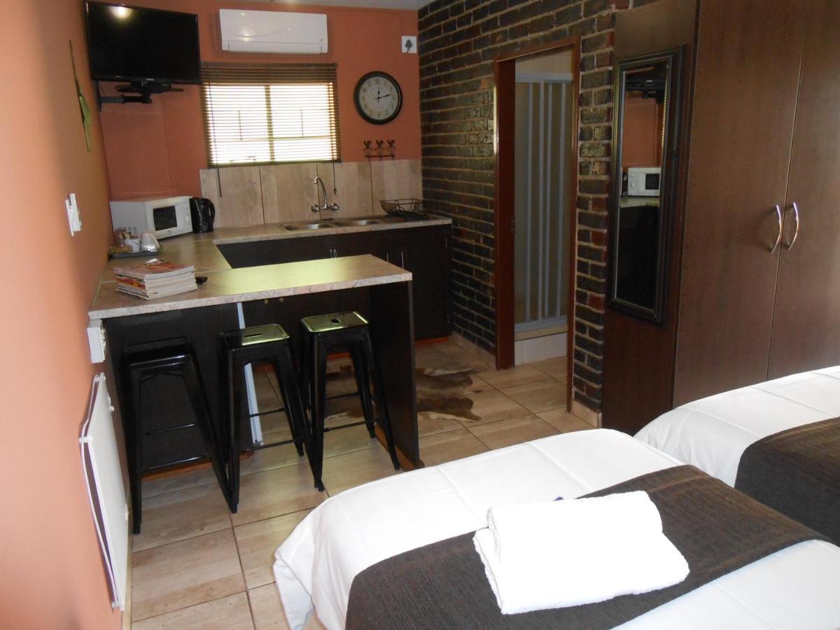Safari Guesthouse Vryburg Экстерьер фото